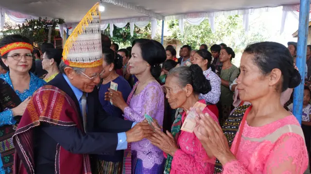 Pesta mangongkal holi.