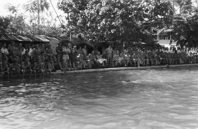 Kompetisi renang di Padang, Sumatra Barat, sekitar tahun 1947.