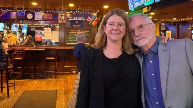 Sandra Symon y Tim Omara