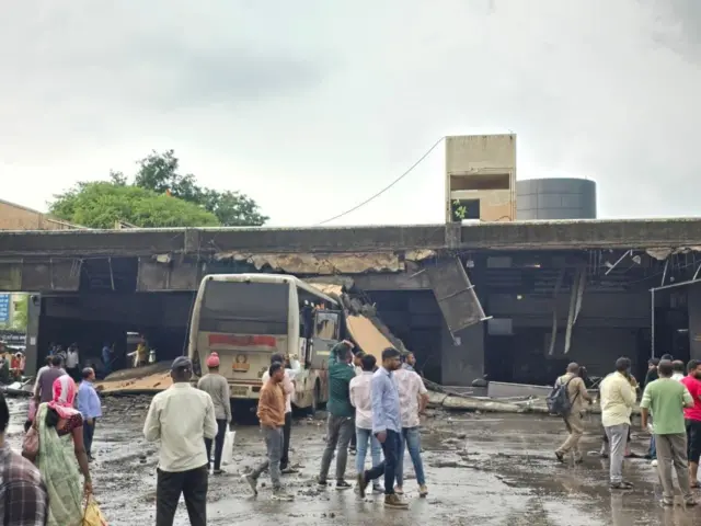 पावसाचा फटका सिन्नर बसस्थानकाला, सहा नंबर प्लॅटफॉर्मचा स्लॅब शिवशाही बसवर कोसळला