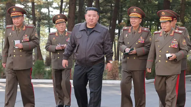 उत्तर कोरियाली सेनाको एक एकाइको निरीक्षण गर्दै किम जङ अन