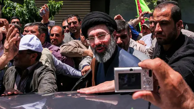 در این عکس که از خبرگزاری ایسنا به‌دست آمده است، مجتبی خامنه‌ای، پسر رهبر وقت ایران، آیت‌الله علی خامنه‌ای (وسط)، در ۳۱ می ۲۰۱۹ در تهران توسط مردم استقبال می‌شود تهران، ۳۱ مه ۲۰۱۹ — مجتبی خامنه‌ای، فرزند رهبر سابق جمهوری اسلامی ایران علی خامنه‌ای، در راهپیمایی سالانه روز قدس در تهران حضور دارد.