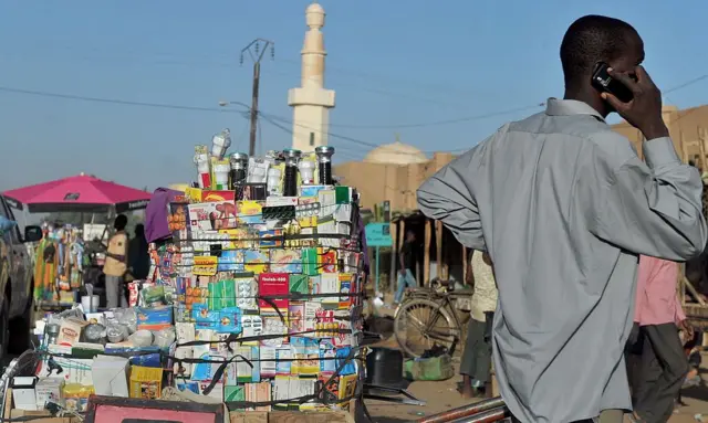 Homme qui téléphone