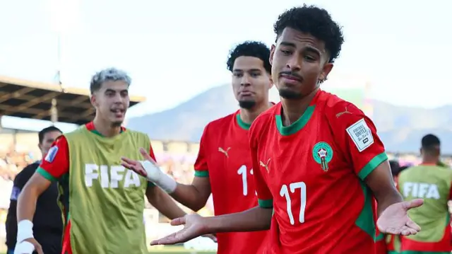 Yassine (ari imbere) ariko aranezeranwa na bagenziwe inyuma yo gutsinda igitsindo ca gatatu ca Maroke mu ntsinzi yaronse ku Leta Zunze Ubumwe za Amerika muri kimwe ca kane c’irangiza c’Igikombe c’Isi c’abatarenza imyaka 20 co mu 2025.