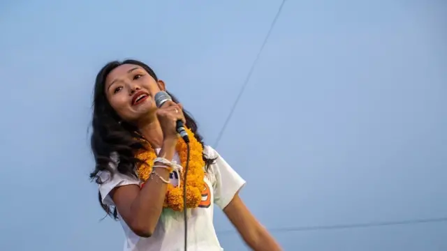 마이크를 들고 있는 콘티차 ‘케이트’ 장그류