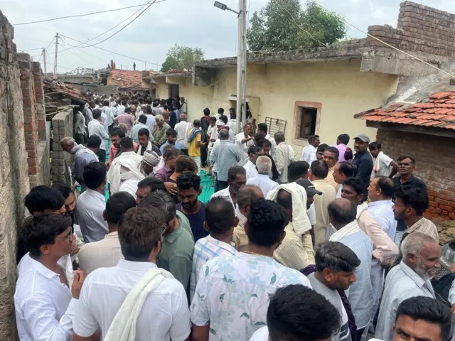 ઈજાગ્રસ્તોનાં મૃત્યુ બાદ પરિવારજનો અને સમર્થકોની મેદની એકઠી થઈ હતી