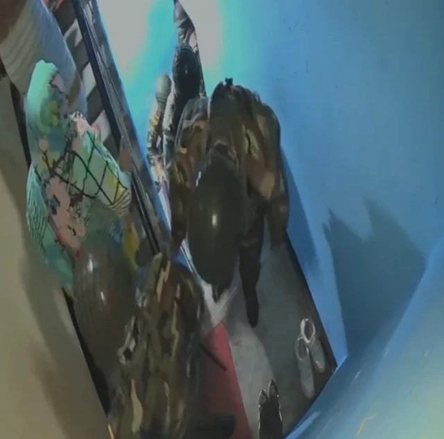 সোমবার রাতে সেনা সদস্যদের একটি দল মিরপুরের ইরানি ক্যাম্পের একটি বাড়িতে অভিযান চালায়