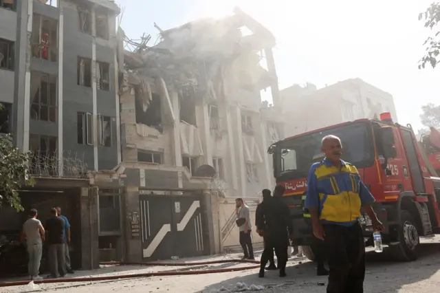 Socorristas trabajan en el lugar de un edificio dañado tras los ataques israelíes, en Teherán, Irán, el 13 de junio de 2025