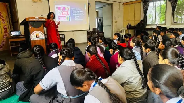 ડૉ. મીના શાહ વિદ્યાર્થીઓ સાથે વાત કરતાં સારથી પ્રોજેક્ટ, અમદાવાદ ગુજરાત બીબીસી ગુજરાતી