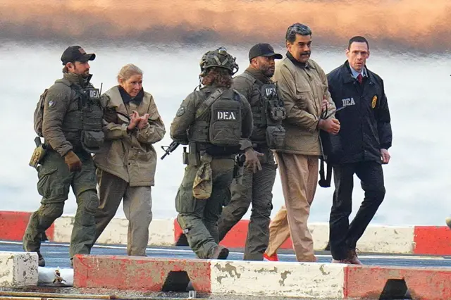 Nicolas Maduro y su esposa, Cilia Flores, son escoltados por agentes de EE.UU.