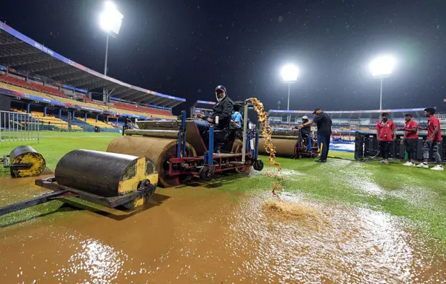 එංගලන්තයේ හිටපු දඟ පන්දු යවන්නියක වූ ඇලෙක්ස් හාර්ට්ලි පවසන්නේ, වැසි තත්ත්වය ලෝක කුසලාන ක්‍රිකට් තරගාවලිය "විනාශ" කර ඇති බව ය.
"මේ ලෝක කුසලානය විනාශ කළා - ඒක ඇත්තට ම ලැජ්ජාවක්," බීබීසී රේඩියෝ 5 ලයිව් වැඩසටහනට එක්වෙමින් ඇය ප්‍රකාශ කළා ය.
