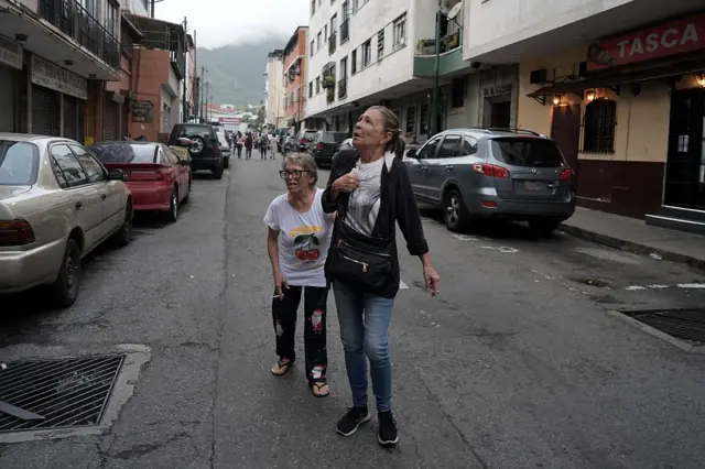 Dos mujeres asustadas en la calle después del terremoto que sacudió a Caracas