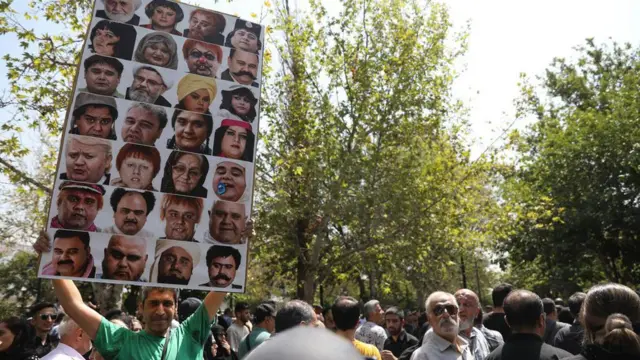  مراسم تشییع اکبر عبدی در مقابل تالار وحدت