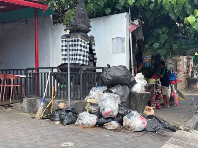 Sampah tampak bertumpuk di Jalan WR Supratman, Denpasar Timur.