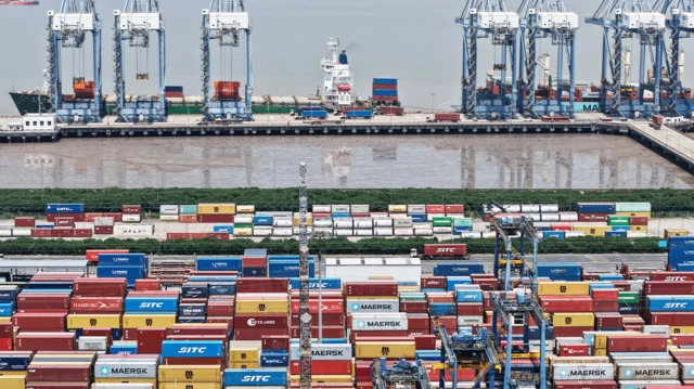 上海港堆疊如山的貨櫃空拍圖。