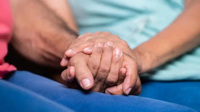 शराब की लत से लड़ाई में किसी भी व्यक्ति को अपनों के साथ की ज़रूरत होती है.