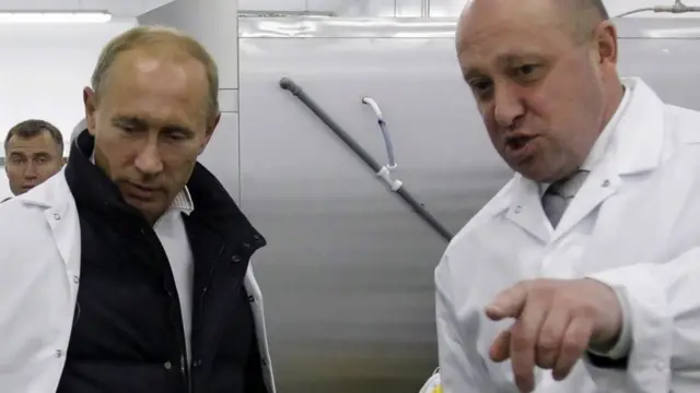Aha Prigozhin (i buryo) yariko yereka Putin uruganda rwiwe rugaburira abanyeshure hanze ya Saint Petersburg ku wa 20 Nyakanga 2010