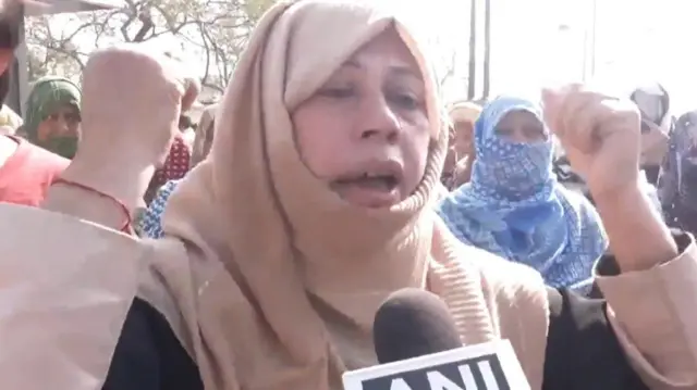 ख़ामेनेई की मौत के बाद लखनऊ में प्रदर्शन करतीं एक महिला