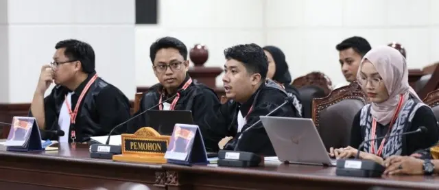 Kuasa Hukum Pemohon saat menyampaikan pokok permohonan pada sidang pendahuluan uji Undang-Undang Nomor 3 Tahun 2025 tentang Tentara Nasional Indonesia, Rabu (14/05) di Ruang Sidang MK