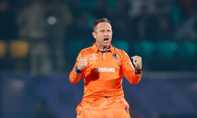 ফন ডার মারউই বল হাতে নিয়েই প্রথম ৮ বলে দুটি উইকেট নিয়েছেন।