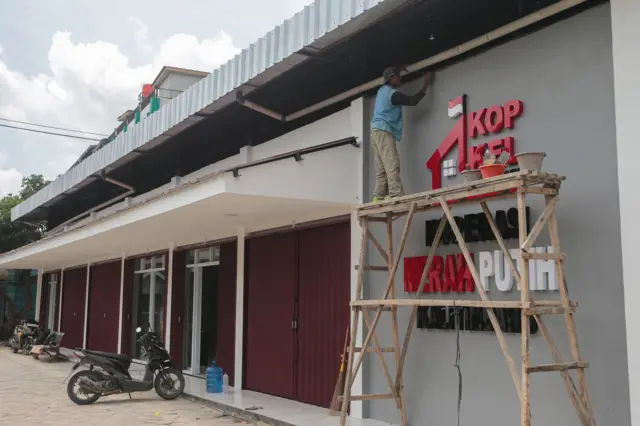 Pekerja menyelesaikan pembangunan tahap akhir gerai Koperasi Kelurahan Merah Putih (KKMP) Kalitimbang di Cibeber, Kota Cilegon, Banten, Sabtu (24/1/2026).