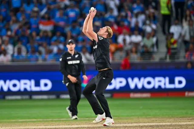 ভারতের হার্দিক পান্ডিয়ার ক্যাচ ধরছে নিউজিল্যান্ডের কাইল জেমিসন