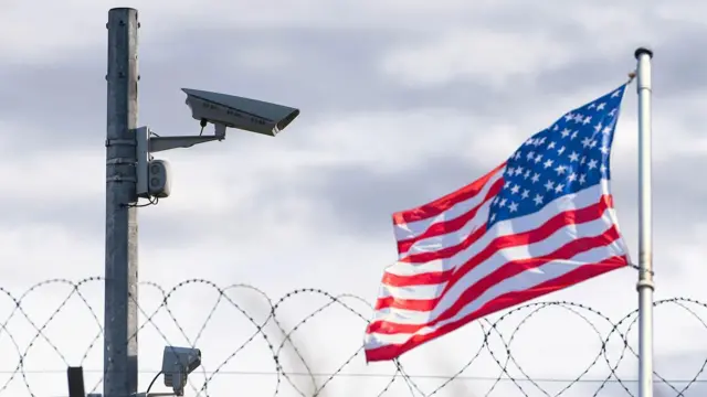 سیم خاردار مرزی، پرچم آمریکا و دوربین مداربسته