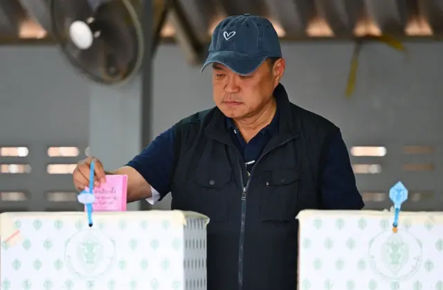 นายอนุทิน ชาญวีรกูล แคนดิเดตนายกรัฐมนตรีพรรคภูมิใจไทย เดินทางไปใช้สิทธิเลือกตั้งสมาชิกสภาผู้แทนราษฎร พร้อมออกเสียงประชามติ ที่หน่วยเลือกตั้งที่ 9 เขตเลือกตั้งที่ 2 จ.บุรีรัมย์