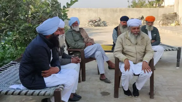 ਉਨ੍ਹਾਂ ਦੇ ਘਰ ਵਿੱਚ ਮਾਤਾ-ਪਿਤਾ ਹੀ ਰਹਿੰਦੇ ਹਨ