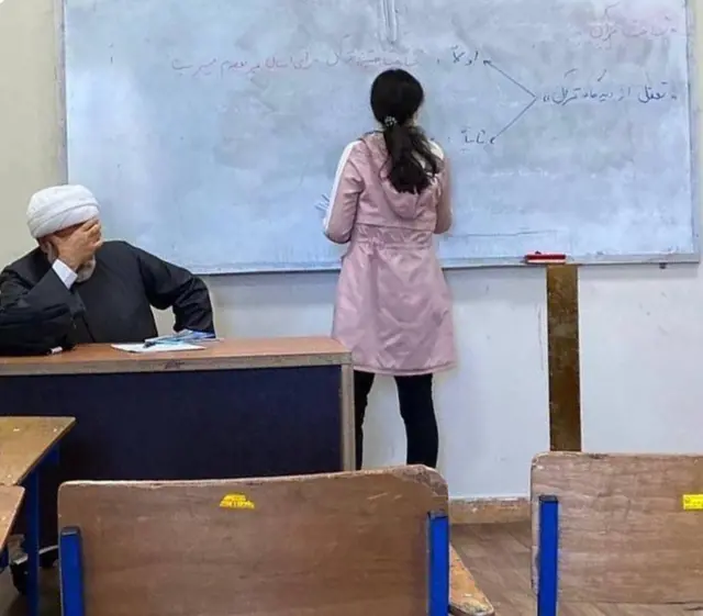 تصویری که امروز به صورت گسترده در شبکه‌های اجتماعی منتشر شد که دانشجو بدون حجاب اجباری را در کلاس درس یک روحانی نشان می‌دهد