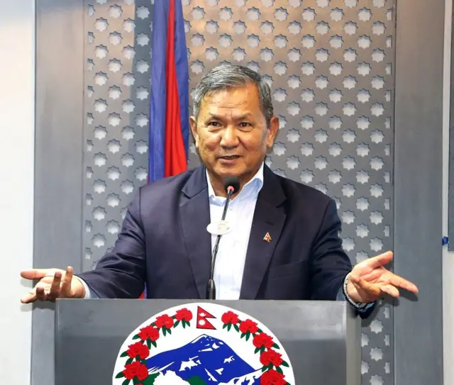 नियमित पत्रकार सम्मेलनमा सरकारका प्रवक्तासमेत रहेका सञ्चार तथा सूचना प्रविधिमन्त्री पृथ्वी सुब्बा गुरुङ