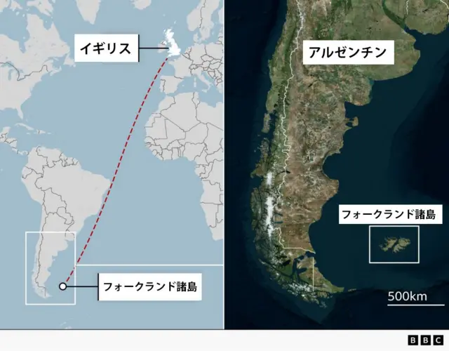 フォークランド諸島の位置を示す地図が二つ横並びになっている。左側には、大西洋を横切る赤い破線でイギリスとフォークランド諸島が結ばれた、簡略化された世界地図が掲載されている。右側には、南米南部の衛星写真風の地図があり、アルゼンチンが表記され、その東側にフォークランド諸島が示されている。
