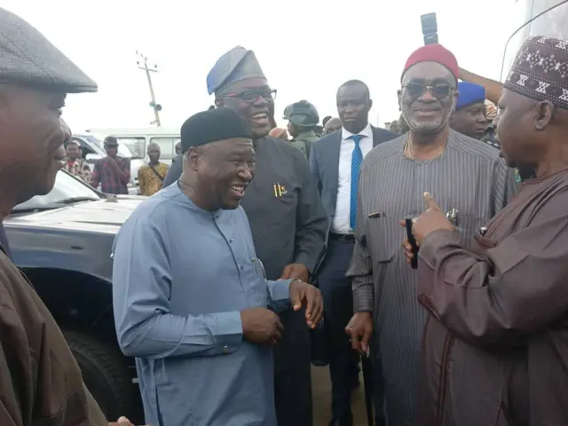 Gómìnà Fintiri ń sọ̀rọ̀ pẹ̀lú àwọn èèyàn, tó sì ń rẹ́rìn-ín