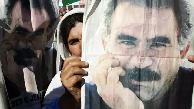 یک زن کرد پوستری از عبدالله اوجالان، رهبر زندانی حزب کارگران کردستان (پ‌ک‌ک) را در جریان تجمعی در سیلوپی نزدیک مرز ترکیه و عراق در دست گرفته است.