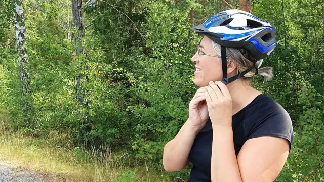 Matilda ajeitando o capacete.