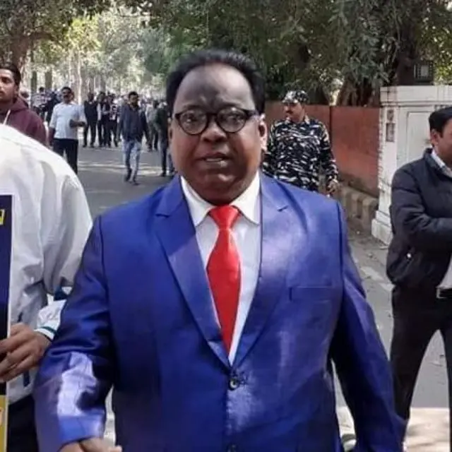 आंबेडकरांची वेशभूषा करून मुंबईहून आलेले सुरेश गवई