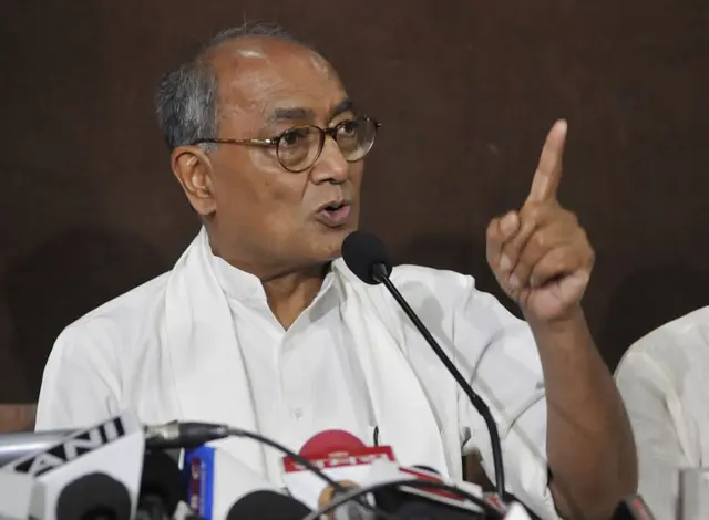 मालेगाव स्फोटाच्या याच तपासाच्या काळात काँग्रेसचे नेते दिग्विजय सिंग यांनीही अनेकदा 'हिंदू दहशतवाद' हा शब्दप्रयोग वापरल्याचा आरोप त्यांच्यावर केला जातो.