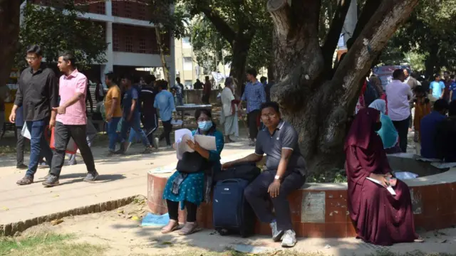 অনেকে পরীক্ষার দিন ছেলে মেয়েকে নিয়ে কেন্দ্রে পৌঁছান। 