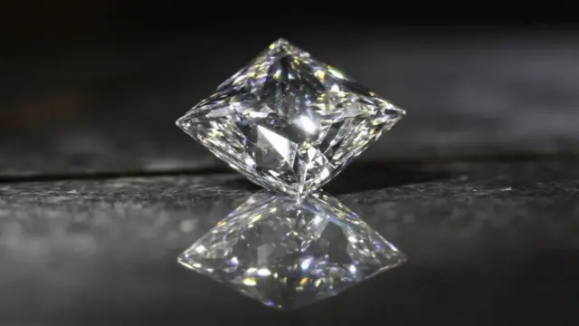 Gros plan d'un diamant de laboratoire