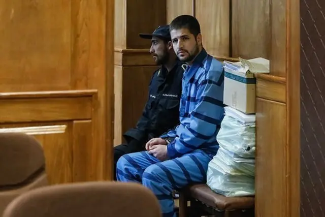 تصویری از محمد قبادلو که در یکی از جلسات دادگاهش نشسته است