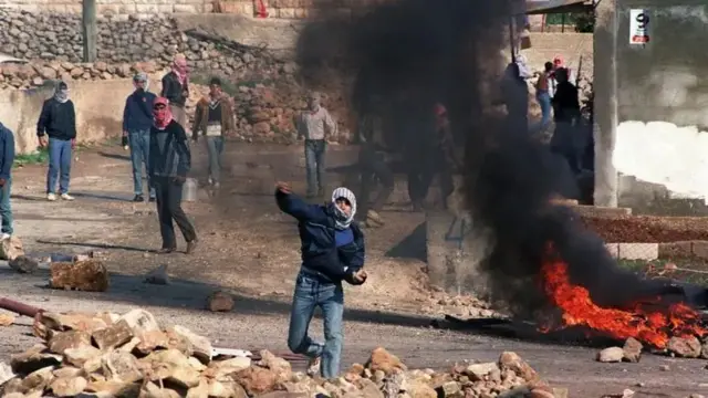 Palestinski demonstranti bacaju kamenje na izraelsku policiju za razbijanje demonstracija u selu Hizme u Severnom Jerusalimu, 21. decembra 1987