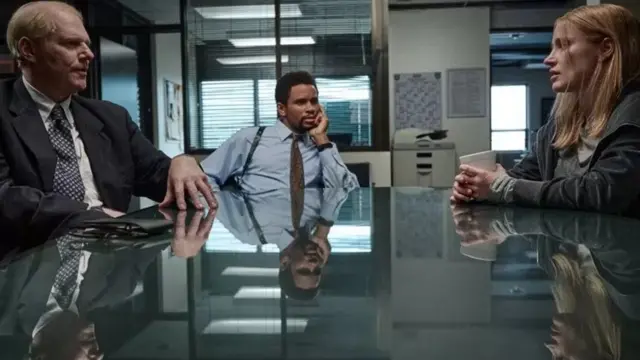 Les détectives, interprétés par Noah Emmerich (à gauche) et Nnamdi Asomugha (au centre).