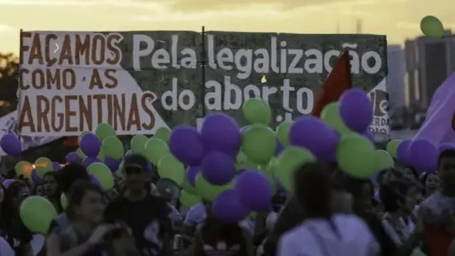 Protesto pede legalização do aborto no Brasil
