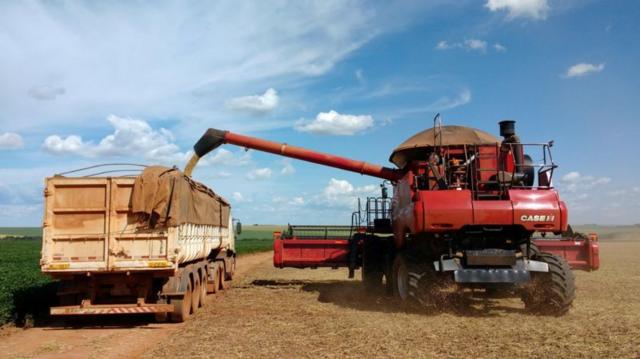 Caminhão e máquina agrícolaaposta pela internet mega da viradaplantação