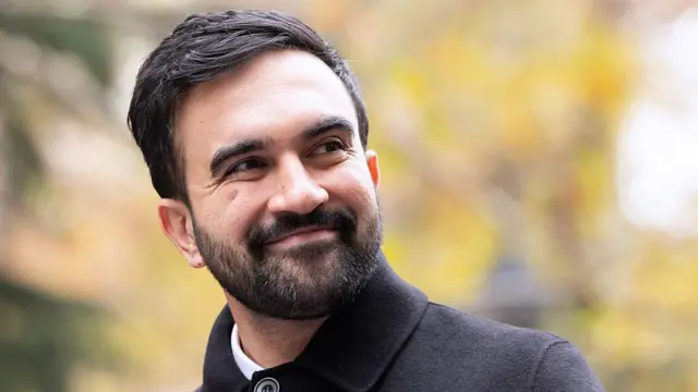 Избранный мэр Нью-Йорка Зохран Мамдани одет в пальто на улице