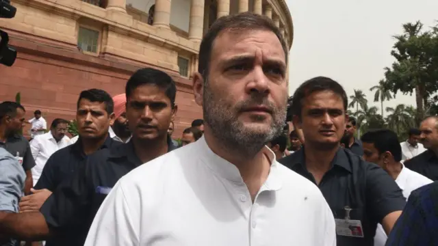 অনেকেই মনে করেন পার্লামেন্ট থেকে বহিষ্কৃত হওয়ার পর রাহুল গান্ধীর জনপ্রিয়তা বেড়েছে