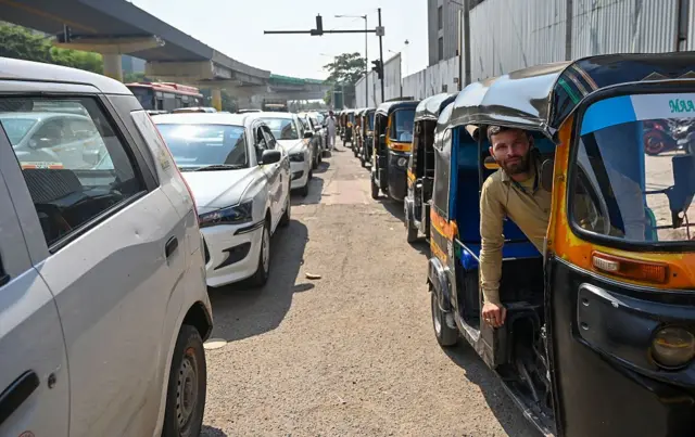 अॅप-आधारित इंडियन फेडरेशन ऑफ ट्रान्सपोर्ट वर्कर्स (IFAT) चे अध्यक्ष प्रशांत बागेश सावर्डेकर यांनी अॅपबद्दल काही चिंता व्यक्त केल्या आहेत.