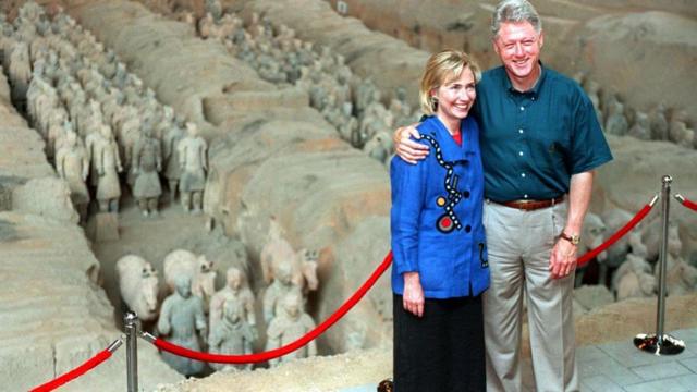 Bill y Hillary Clinton en el museo.
