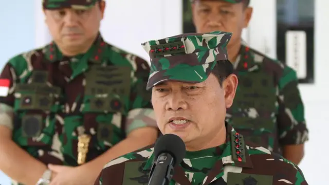 Panglima TNI Laksamana TNI Yudo Margono memberikan keterangan usai proses proses evakuasi korban di Lanud Yohanis Kapiyau Mimika,Papua Tengah, Selasa (18/4/2023).