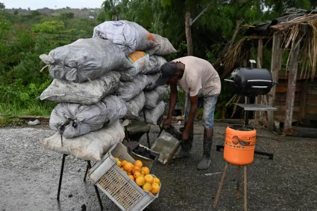 Un hombre vende carbón en la calle en La Habana.
